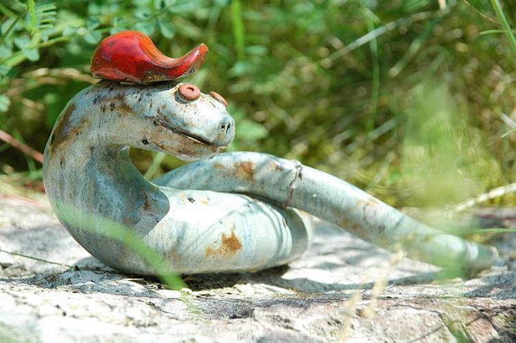 Gartenschlange mit rotem Hut