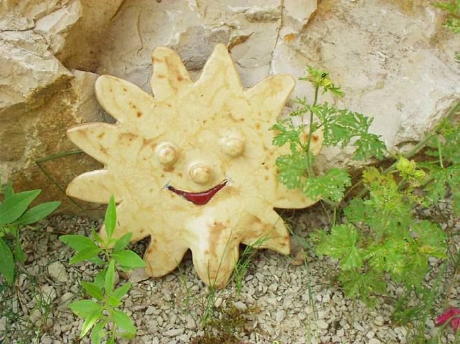 Keramiksonne an Steinmauer