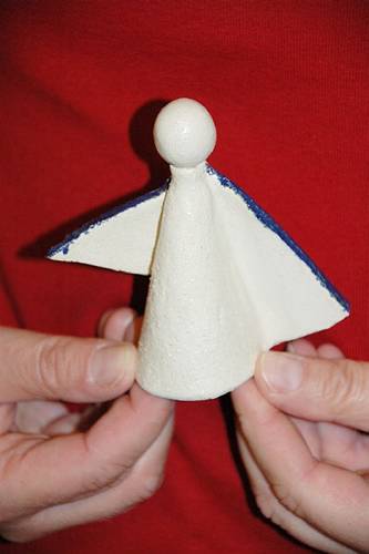 einfacher Keramikengel in wei�