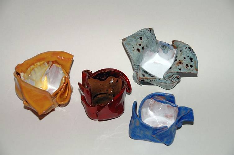 bunt glasierte Aufzuchtt�pfe