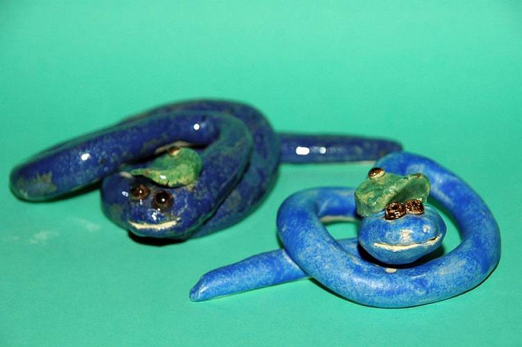 zwei blaue Schlangen
